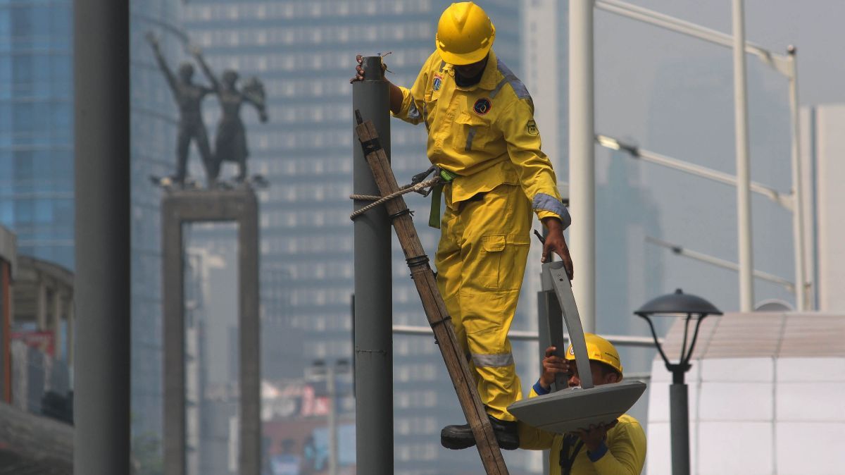 FOTO: Jaga Keindahan Kota Jakarta, Lampu-Lampu Mati di Kawasan Bundaran HI Diganti Baru