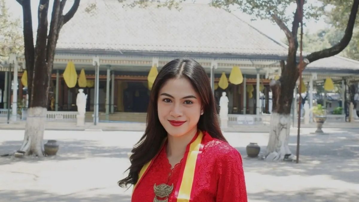 Potret Hana Saraswati Kenakan Kebaya di Keraton Solo hingga Foto bareng Putri Raja