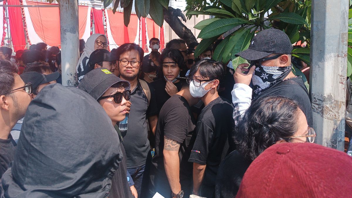 FOTO: Bintang Emon dan Para Komika Gabung Barisan Pendemo, Kompak Baju Hitam