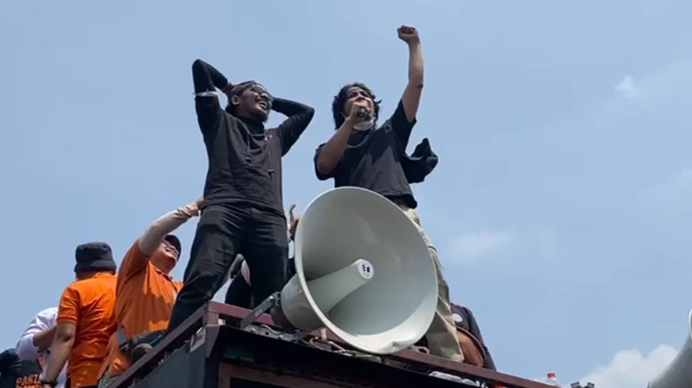 FOTO: Aksi dan Luapan Emosi Bintang Emon hingga Mamat Alkatiri di Atas Mobil Komando, Serukan ‘Mereka Takut Kita Bersatu’