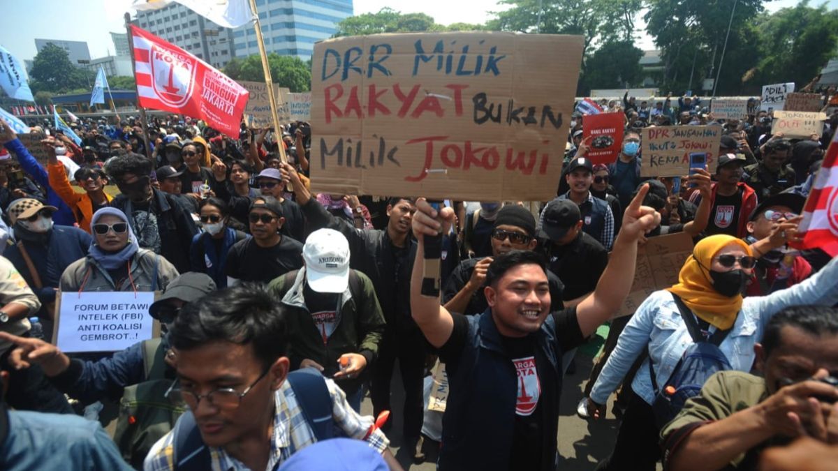 FOTO: Kepung Gedung DPR, Pendemo Bawa Poster Gambar Jokowi Hingga Singgung Oligarki