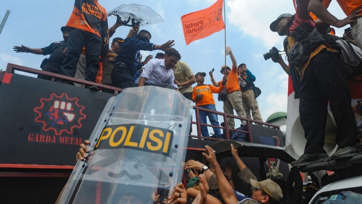 FOTO: Detik-Detik Anggota DPR Habiburokhman Dilempar Botol Pendemo Tolak Revisi UU Pilkada