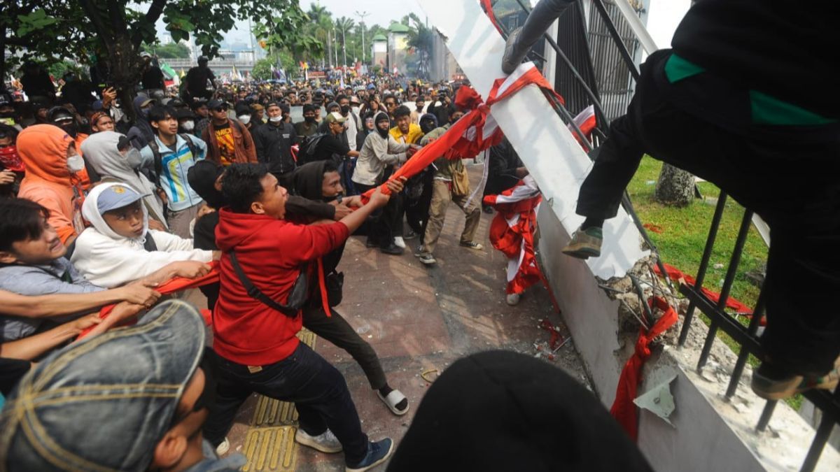 FOTO: Ekspresi Kemarahan Pendemo Robohkan Pagar dan Tembok Gedung DPR