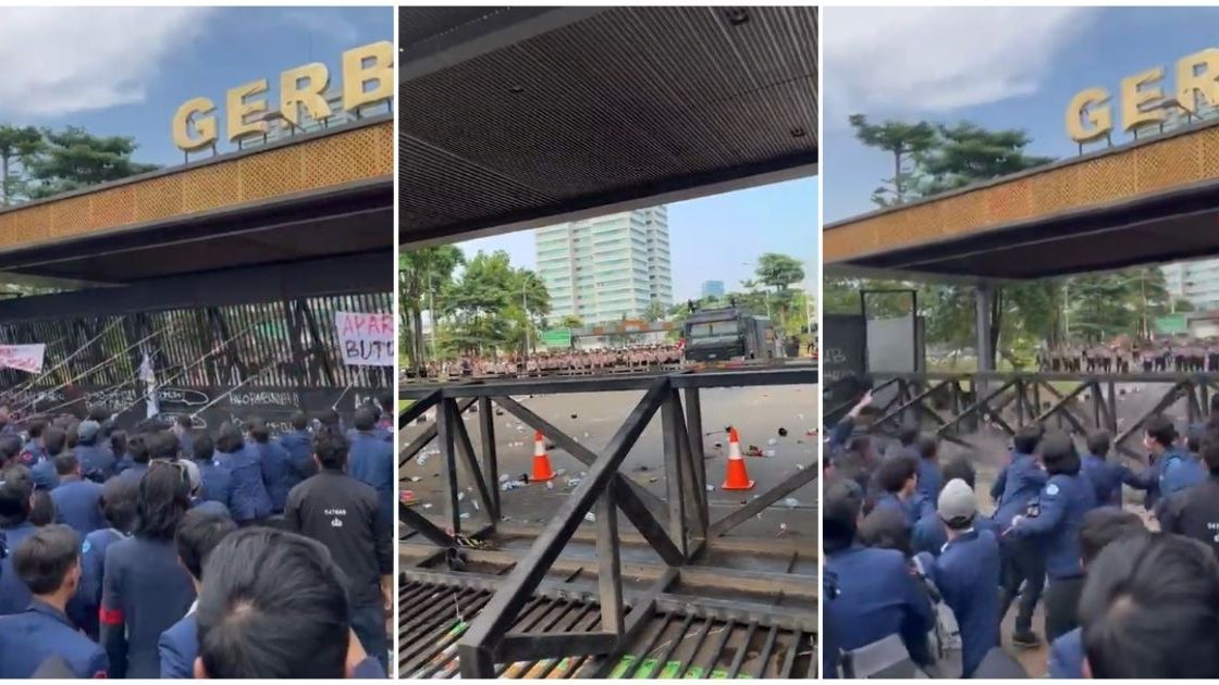 FOTO: Detik-Detik Mahasiswa Universitas Trisakti Jebol dan Robohkan Gerbang Belakang Gedung DPR