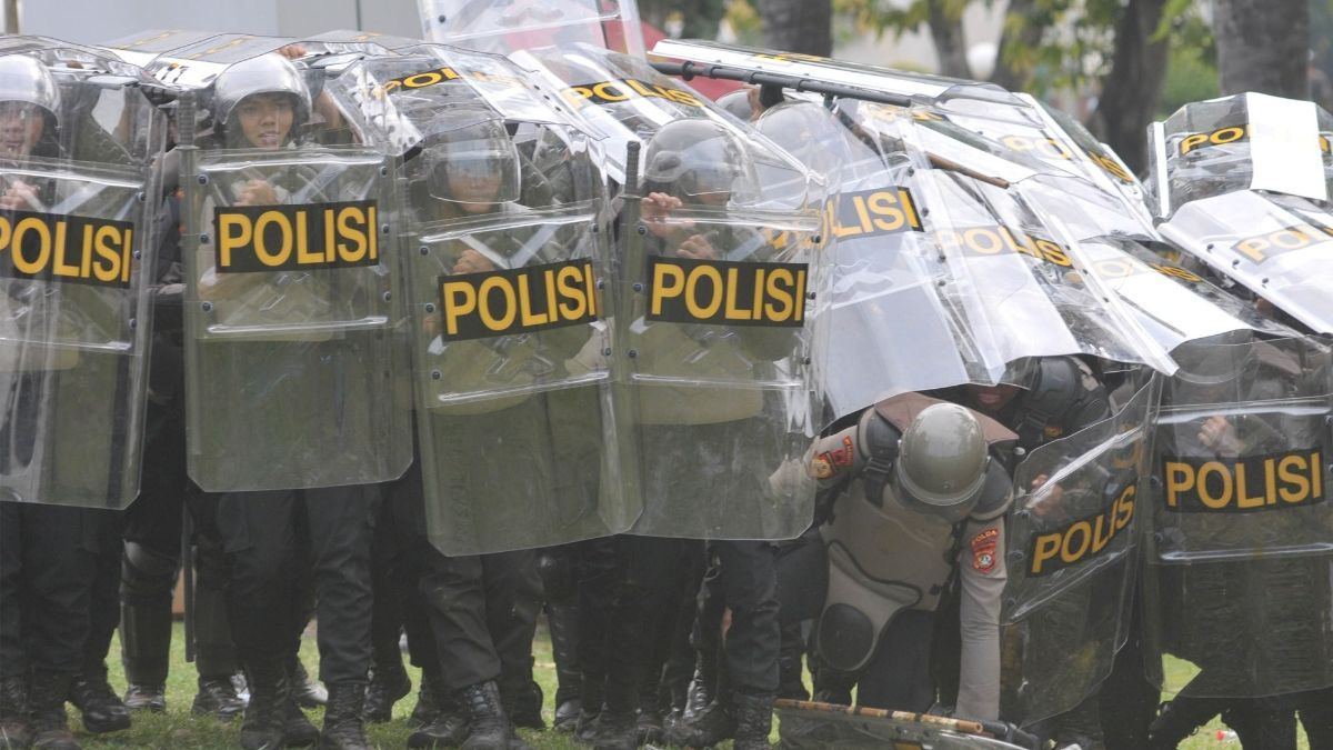 FOTO: Halau Keberingasan Pendemo Anarkis Rusak Pagar DPR, Polisi Anti Huru-Hara Sampai Terjatuh