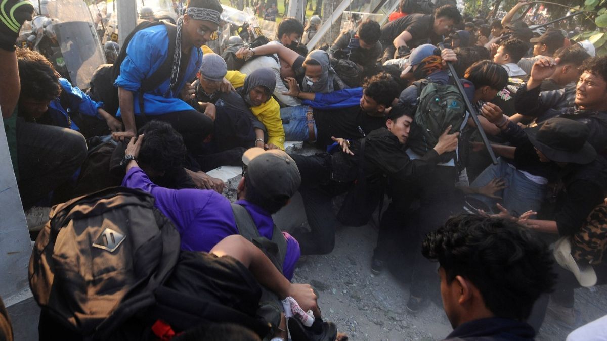 FOTO: Momen Bentrokan Mencekam Saat Demonstran Mahasiswa Kocar Kacir Menghadapi Pasukan Anti Huru-Hara di DPR Usai Jebol Pagar