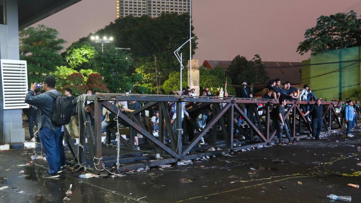 FOTO: Porak-Poranda Gerbang Pancasila, Akses Pintu Belakang Gedung DPR yang Dijebol Mahasiswa