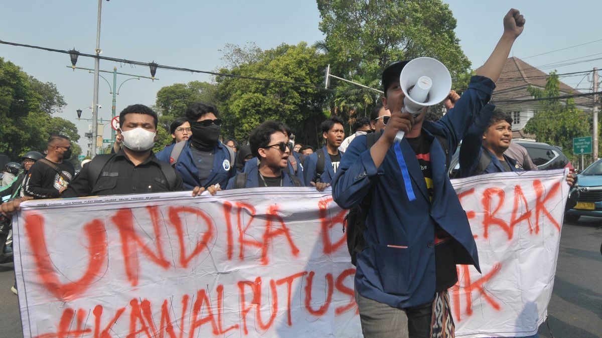 FOTO: Setelah Gedung DPR, Kini Giliran KPU Dikepung Demonstran Tuntut Patuhi Putusan MK