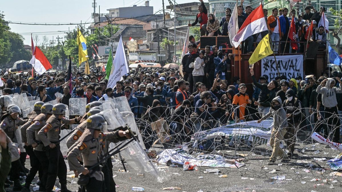 FOTO: Lautan Mahasiswa Geruduk Gedung DPRD Jatim Kawal Putusan MK, Situasi Sempat Memanas