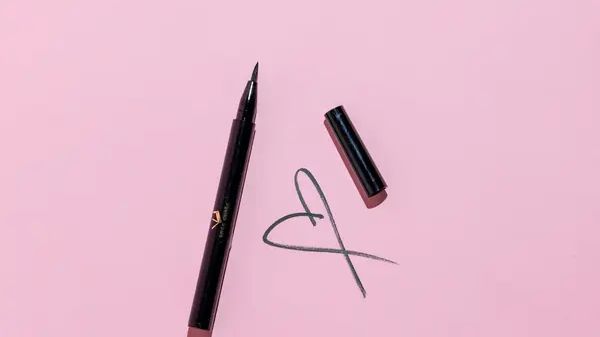 Cara Membuat Eyeliner dengan 1 Bahan Saja dan Hanya Butuh Waktu 5 Menit