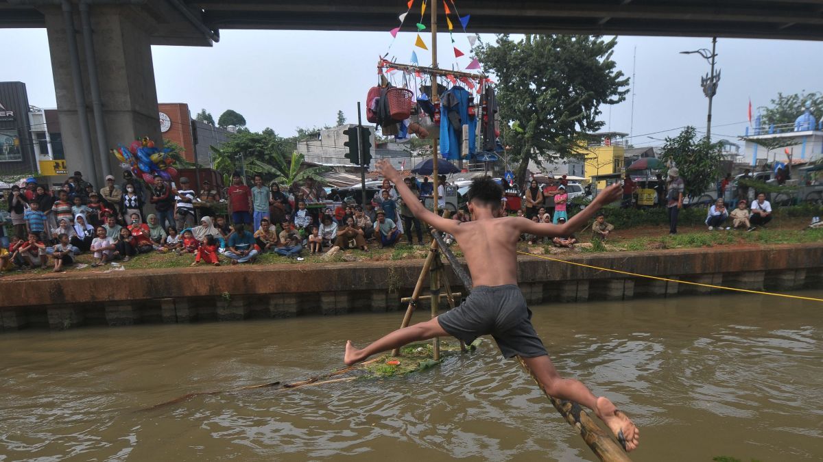 FOTO: Semangat Warga Kalimalang Rayakan Momen Kemerdekaan, Hadirkan Lomba Titian Bambu dan Gebuk Bantal