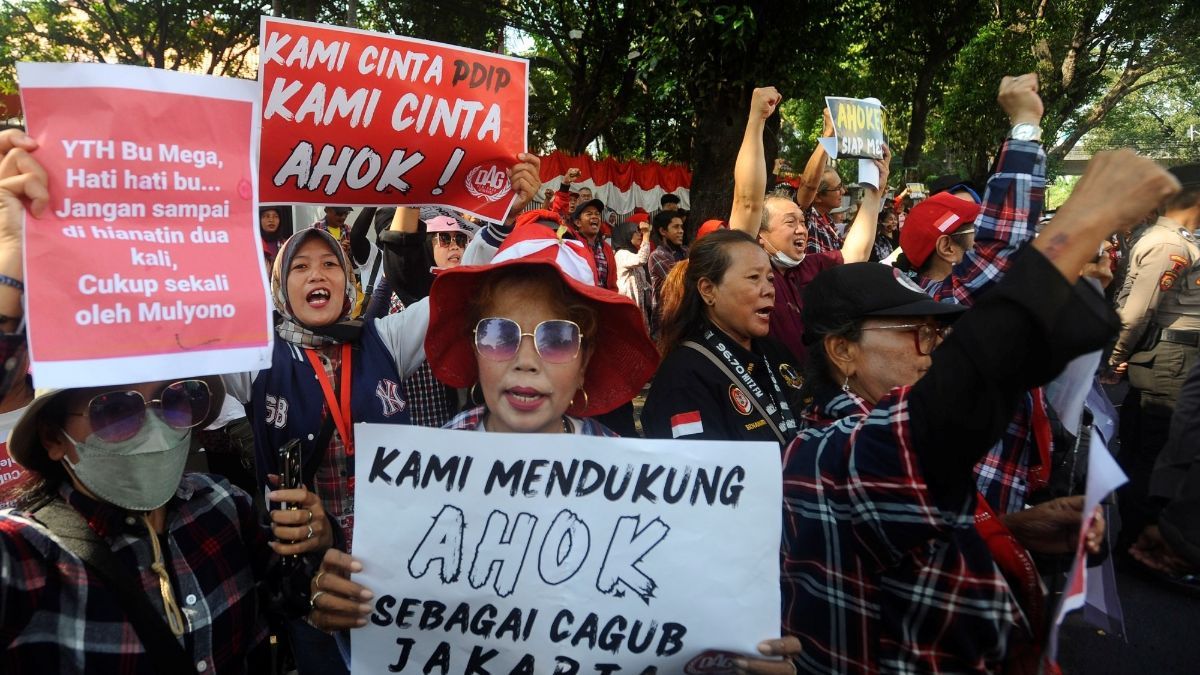 FOTO: Aksi Massa Pendukung Basuki Tjahaja Purnama di Jakarta: 'Kami Cinta PDIP Kami Cinta Ahok!'