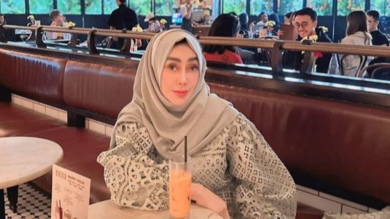 8 Foto Amy Qanita Ibunda Raffi Ahmad Yang Dikenal Sangat Dekat Dengan Anak dan Menantunya