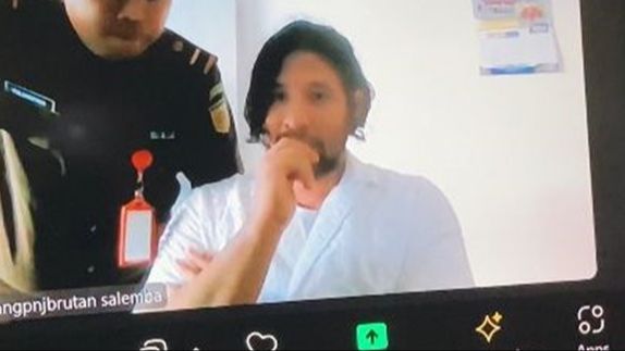 Potret Terbaru Ammar Zoni dengan Rambut Gondrong, Menangis Setelah Divonis 3 Tahun Penjara & Denda Rp1 Miliar