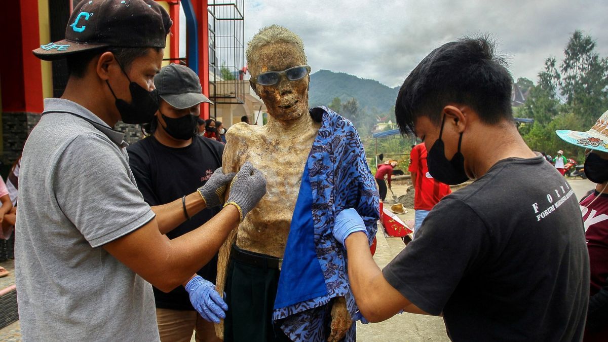 FOTO: Melihat Tradisi Mistik Tana Toraja Bisa Bikin Bulu Kuduk Merinding