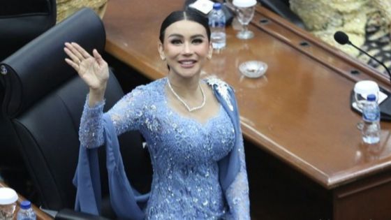 Tampil Berkebaya, 8 Foto Bebizie Saat Dilantik Jadi Anggota DPRD dan Tunda Mencari Pasangan