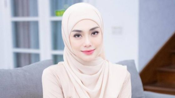 Lakukan Hal Ini Agar Tidak Dikenali Saat ke Masjid, 8 Foto Celine Evangelista Yang Mengaku Malu Karena Salatnya Masih Lihat Catatan