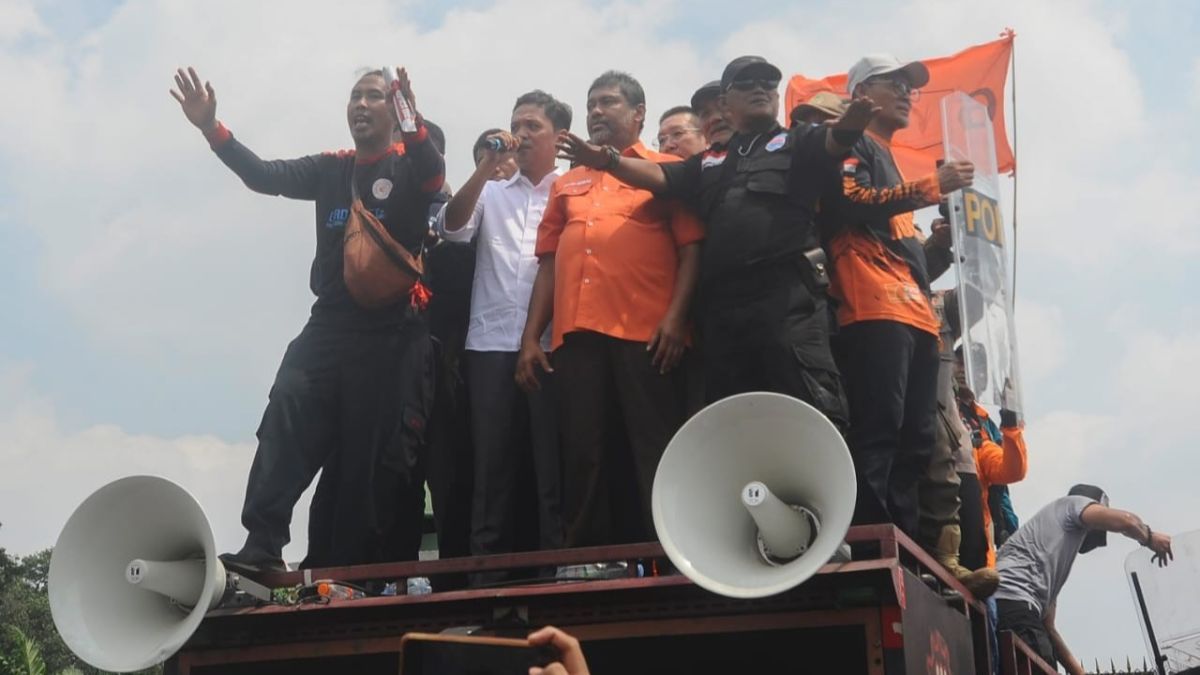 Momen Politisi Gerindra Habiburokhman Dilempari Botol Pendemo