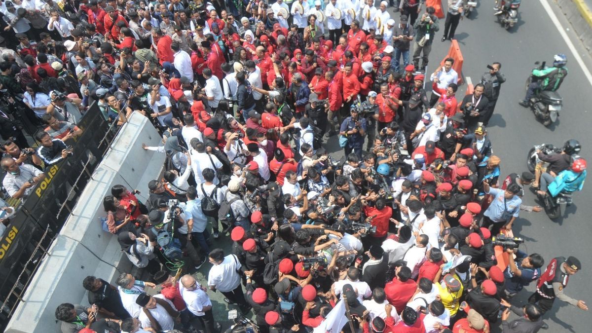 FOTO: Kemeriahan Iringan Musik Tanjidor, Ondel-Ondel hingga Marawis Sambut Pramono Anung dan Si Doel Daftar Pilkada DKI Jakarta di KPU