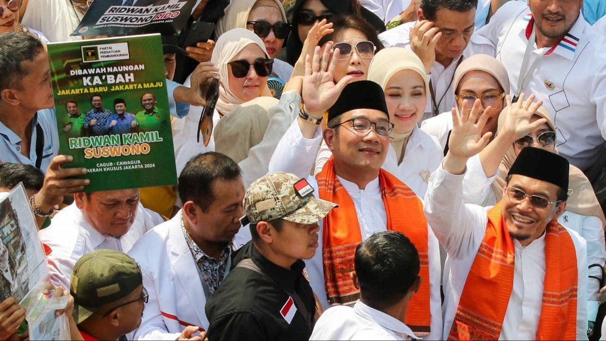 FOTO: Kompak Berbaju Koko ala Betawi, Ridwan Kamil-Suswono Jalan Kaki Diiringi Ondel-Ondel Daftar Pilkada Jakarta ke KPU