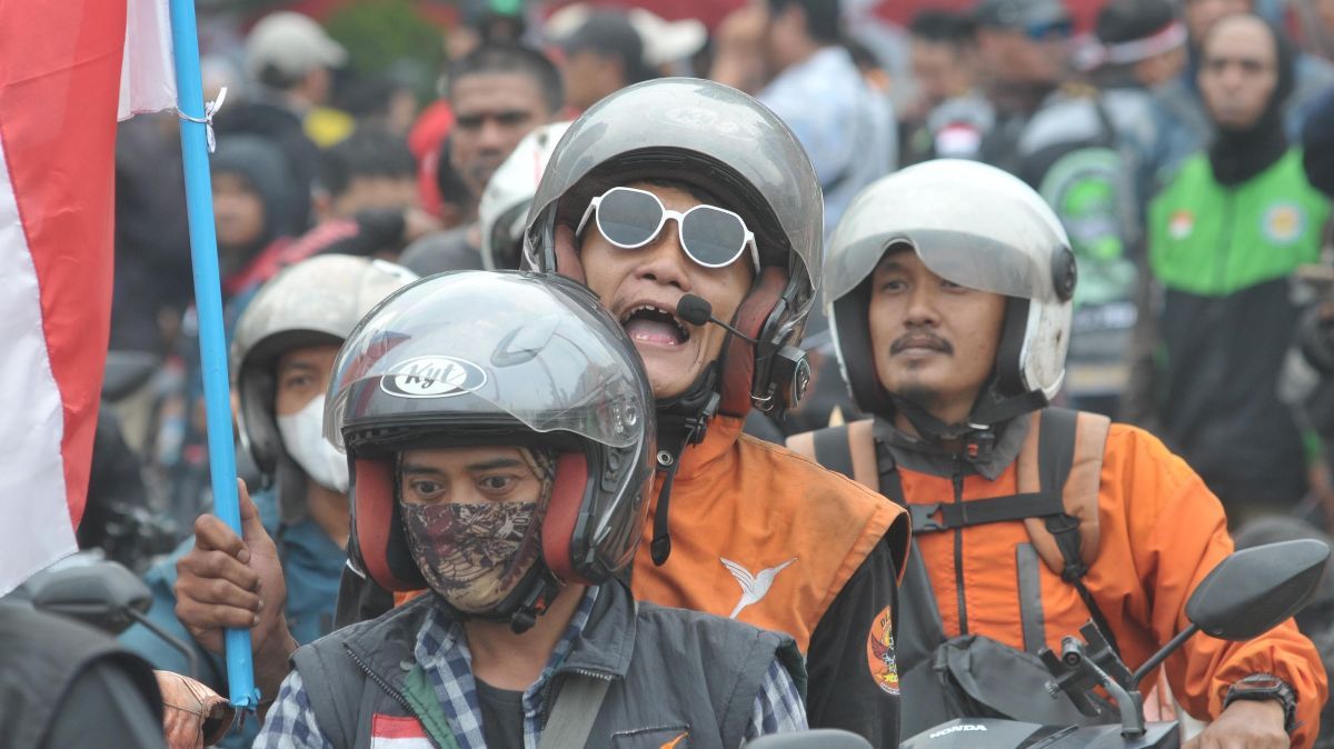 FOTO: Jeritan Ojek Online Curhat Tarifnya Dipotong 30 Persen Saat Demo Besar-Besaran Dekat Monas