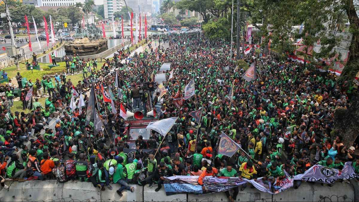 FOTO: Depan Patung Kuda Arjuna bak Lautan, Begini Penampakan Massa Ojek Online Saat Tumpah Ruah ke Jalan