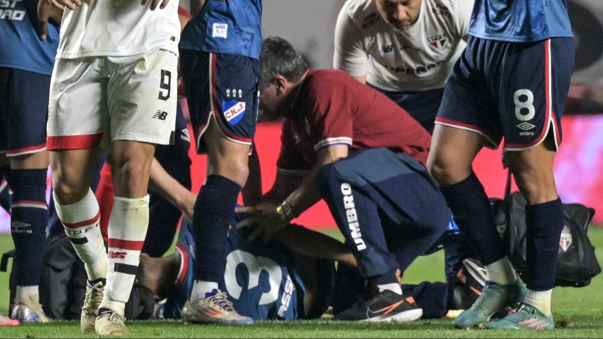 FOTO: Sepakbola Berduka, Ini Momen Bek Uruguay Kolaps di Atas Lapangan hingga Akhirnya Meninggal Dunia