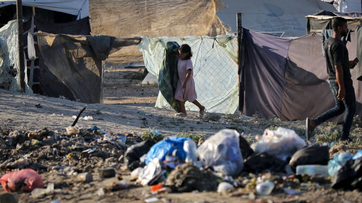 FOTO: Nestapa Pengungsi Palestina Hidup Berdampingan dengan Sampah Menggunung di Jalur Gaza