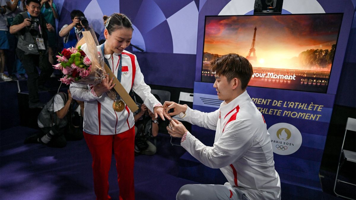 FOTO: Momen Romantis Atlet China Huang Ya Qiong Dilamar Kekasih Usai Raih Medali Emas Olimpiade Paris 2024