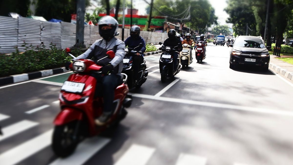 Mengemudikan sepeda motor di waktu padat, sebaiknya tidak sembarangan menyalip kendaraan lain