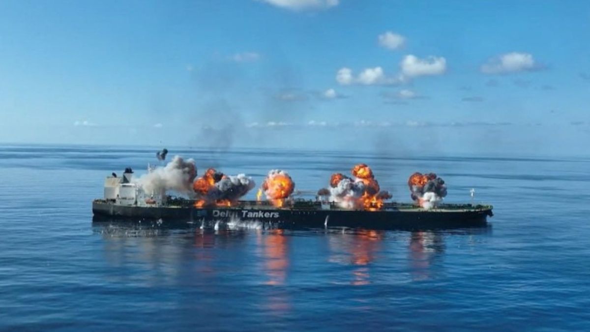 FOTO: Laut Merah Membara, Detik-Detik Militan Houthi Serang dan Bakar Kapal Tanker Angkut 150.000 Ton Minyak Mentah