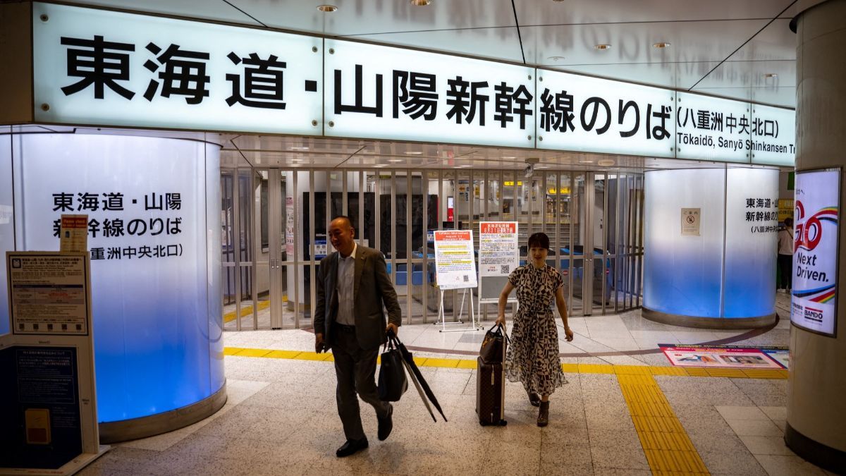 FOTO: Layanan Kereta Cepat Shinkansen Lumpuh Akibat Terjangan Topan Shanshan di Jepang