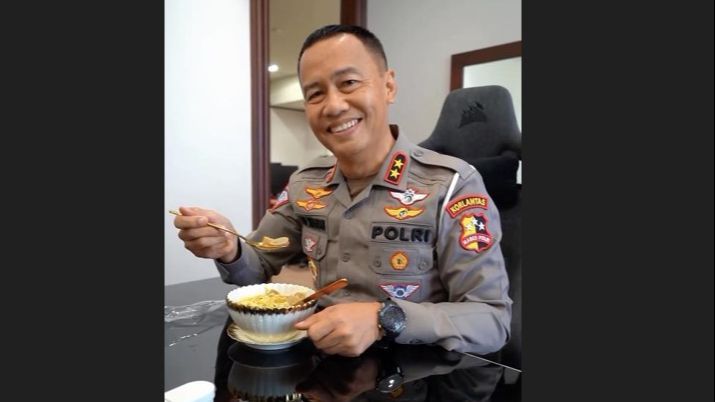 Berseragam Rapi dan Bintang 2 di Pundak, Jenderal Polisi Turun ke Dapur Masak Menu Simpel 'Ala-Ala di Akpol'