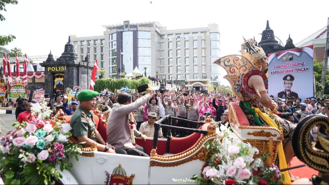 Momen Haru Brigjen TNI Lepas Sang Kakak Komjen Polisi Tugas di Tempat Baru, Diantar Kereta Kencana