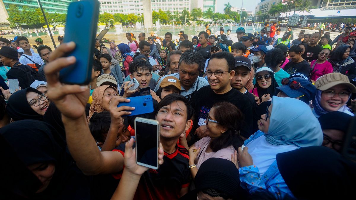 FOTO: Sambangi CFD, Anies Baswedan Diserbu Kerumunan Warga dan Diteriaki 'DKI 1'