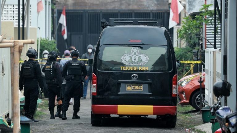 Densus 88 Amankan Orangtua Terduga Teroris di Batu saat Perjalanan ke Jakarta