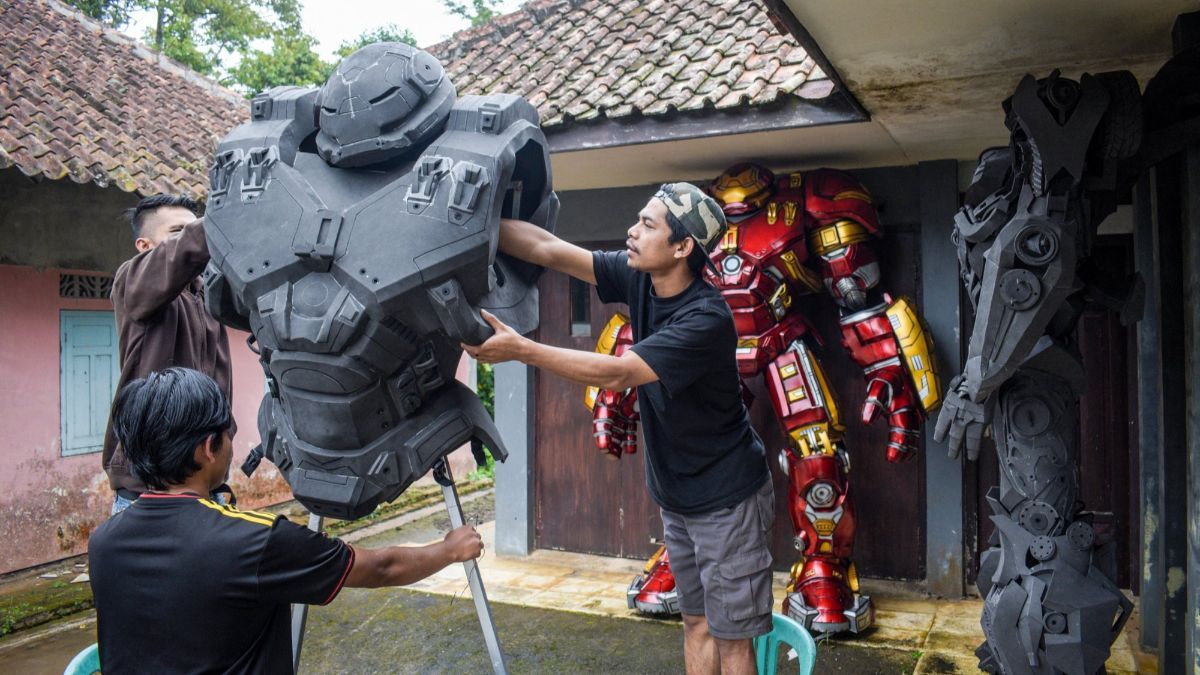 FOTO: Keren! Kostum Robot Hulkbuster Buatan Ciamis Ini Diminati Pasar Internasional