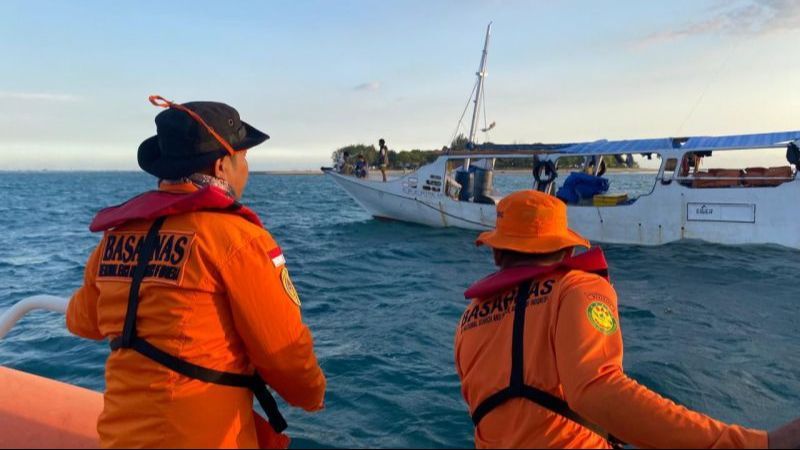 Detik-Detik Penyelamatan 31 Wisatawan Usai Kapalnya Tenggelam di Perairan Takalar Sulsel