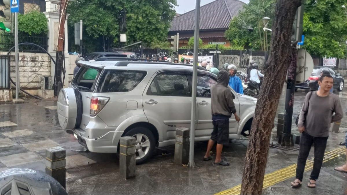 Bocil 9 Tahun Mengemudikan Mobil di Kemang Mengakibatkan Kecelakaan