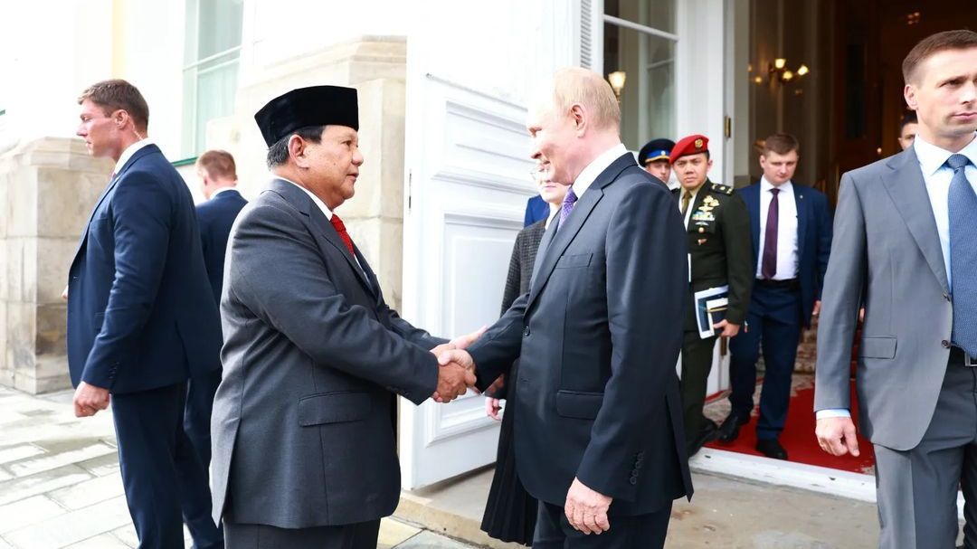 VIDEO: Reaksi Presiden Putin saat Mayor TNI Teddy Ajudan Prabowo Beri Hormat di Istana Kremlin