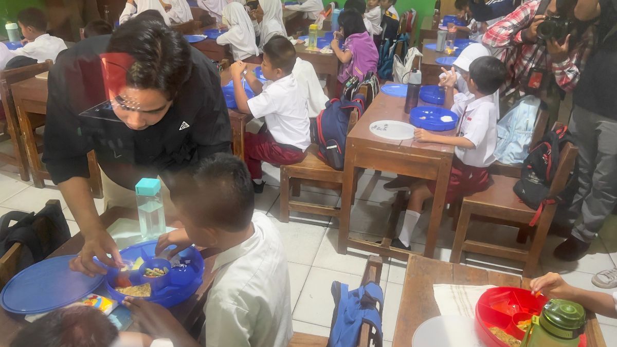 Gibran Saksikan Uji Coba Makan Siang Gratis Gunakan Dana BOS di Kota Tangerang