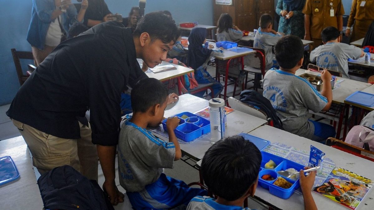 FOTO: Gibran Uji Coba Makan Gratis di SDN 4 Kota Tangerang, Ada Menu Fuyunghai, Melon sampai Susu