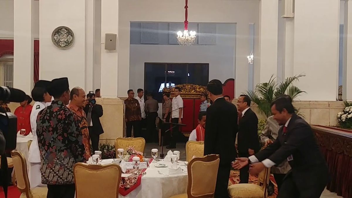 Mengingat Lagi Ucapan Jokowi ke Joni Pemanjat Tiang Bendera, Disuruh ke Panglima Langsung Diterima TNI