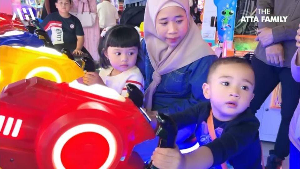 Potret Rayyanza 'Cipung' & Ameena Playdate ke Mal, Ogah Pegangan Tangan & Hanya Ditemani Para Pengasuh