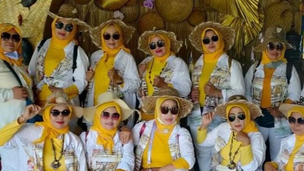 Selalu Tampil Kompak dengan Warna Mentereng, Outfit Kelompok Ibu-Ibu Ini Curi Perhatian