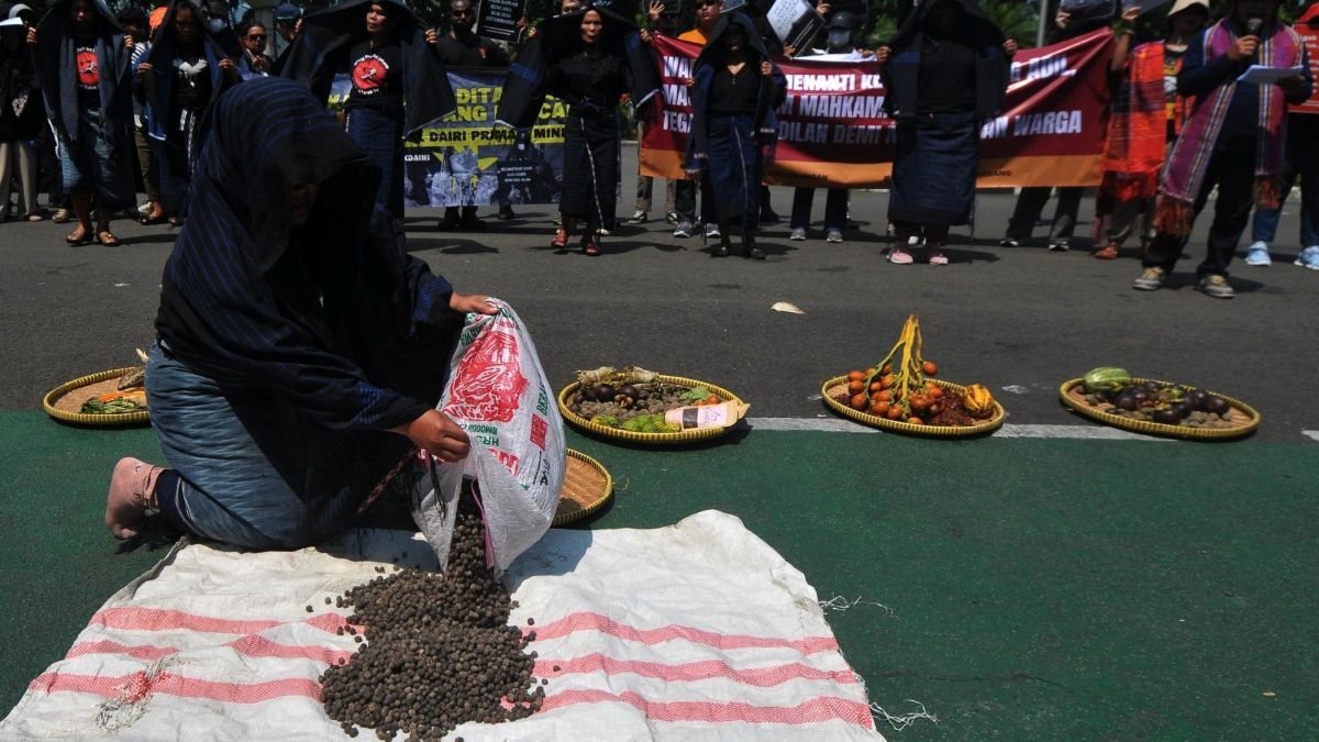 FOTO: Protes Keberadaan Perusahaan Tambang, Masyarakat Dairi Geruduk Mahkamah Agung Menuntut Keadilan