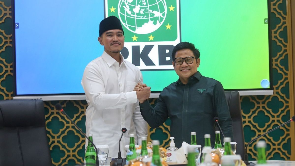 FOTO: Sarungan, Ketua Umum PSI Kaesang Pangarep Silaturahmi ke Markas PKB, Cak Imin Sumringah Sambut Kedatangannya