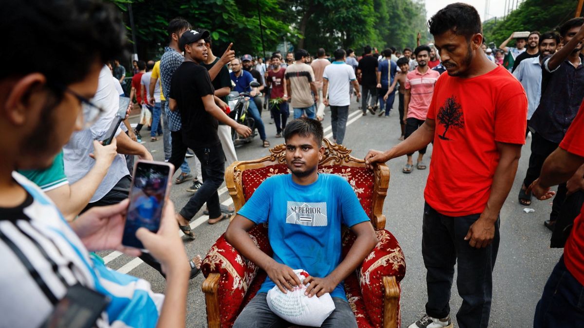 FOTO: Aksi Pengunjuk Rasa Serbu Rumah PM Bangladesh, TV hingga Perabotan Dijarah