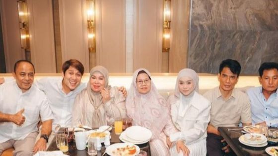 Dirayakan di Restoran Mewah, 7 Foto Ulang Tahun Lesti Kejora Bersama Suami dan Dua Keluarga Besar