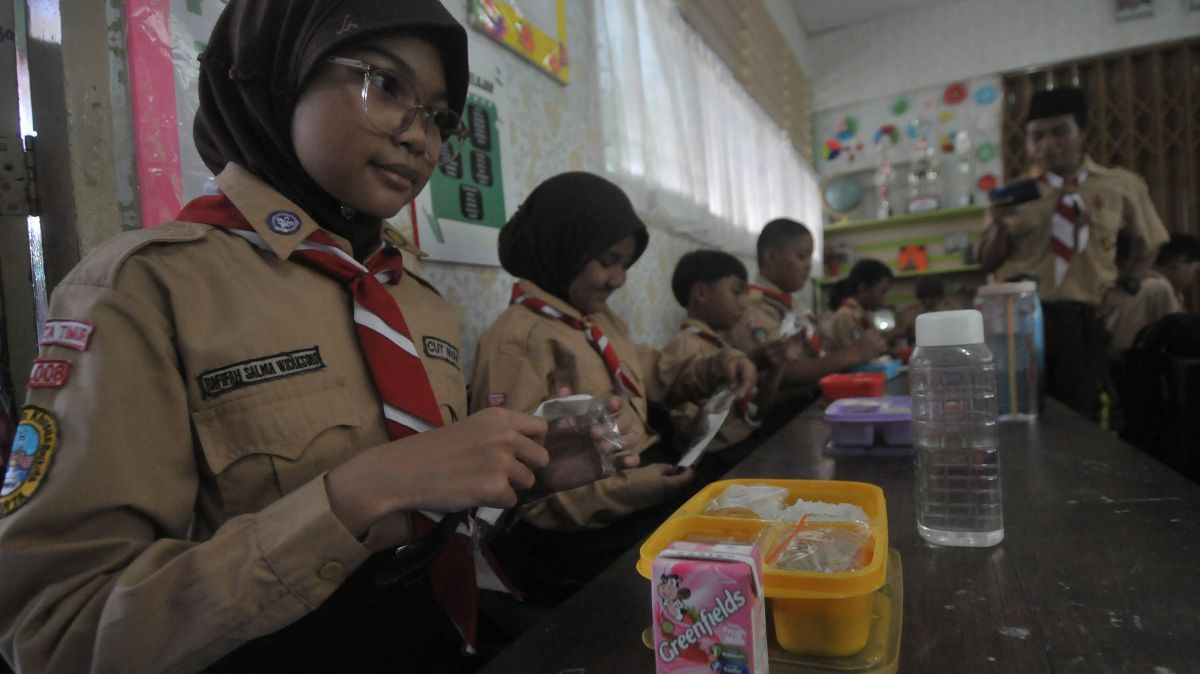 FOTO: Lahapnya Siswa SD di Jakarta Santap Makan Bergizi Gratis, Ini Menunya!